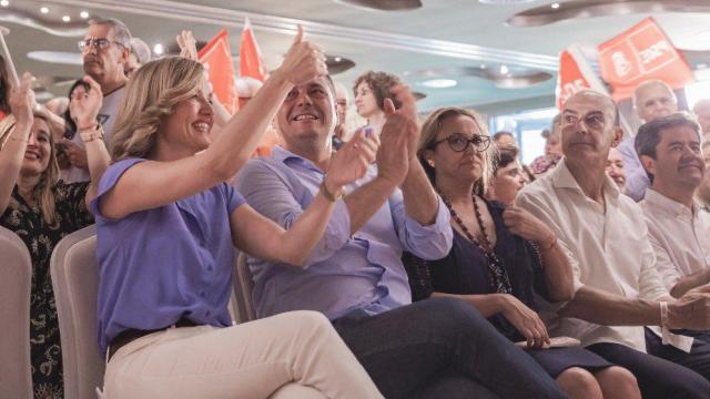 Alegría, en Huesca en la campaña electoral de julio de 2023, junto a Fernando Sabés y Mayte Pérez, líderes del PSOE en Huesca y Teruel