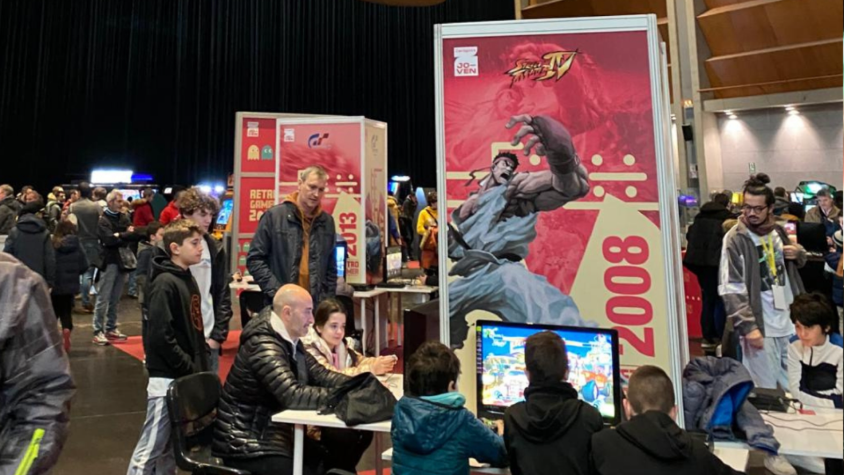 Algunos de los asistentes a Retrogamer 2023 en la sala multiusos del Auditorio, en Zaragoza.