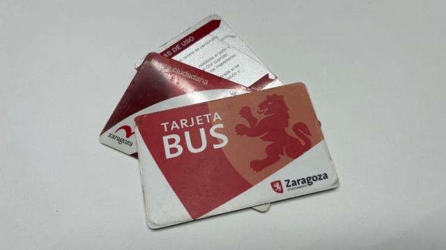 Diferentes tarjetas de transporte público en Zaragoza.