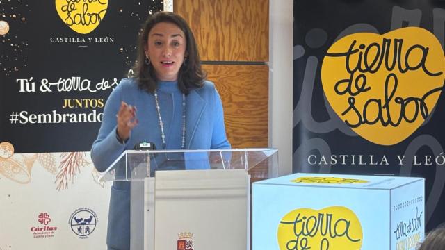 La consejera de Agricultura, Ganadería y Desarrollo Rural, María González Corral, en la entrega de los cheques