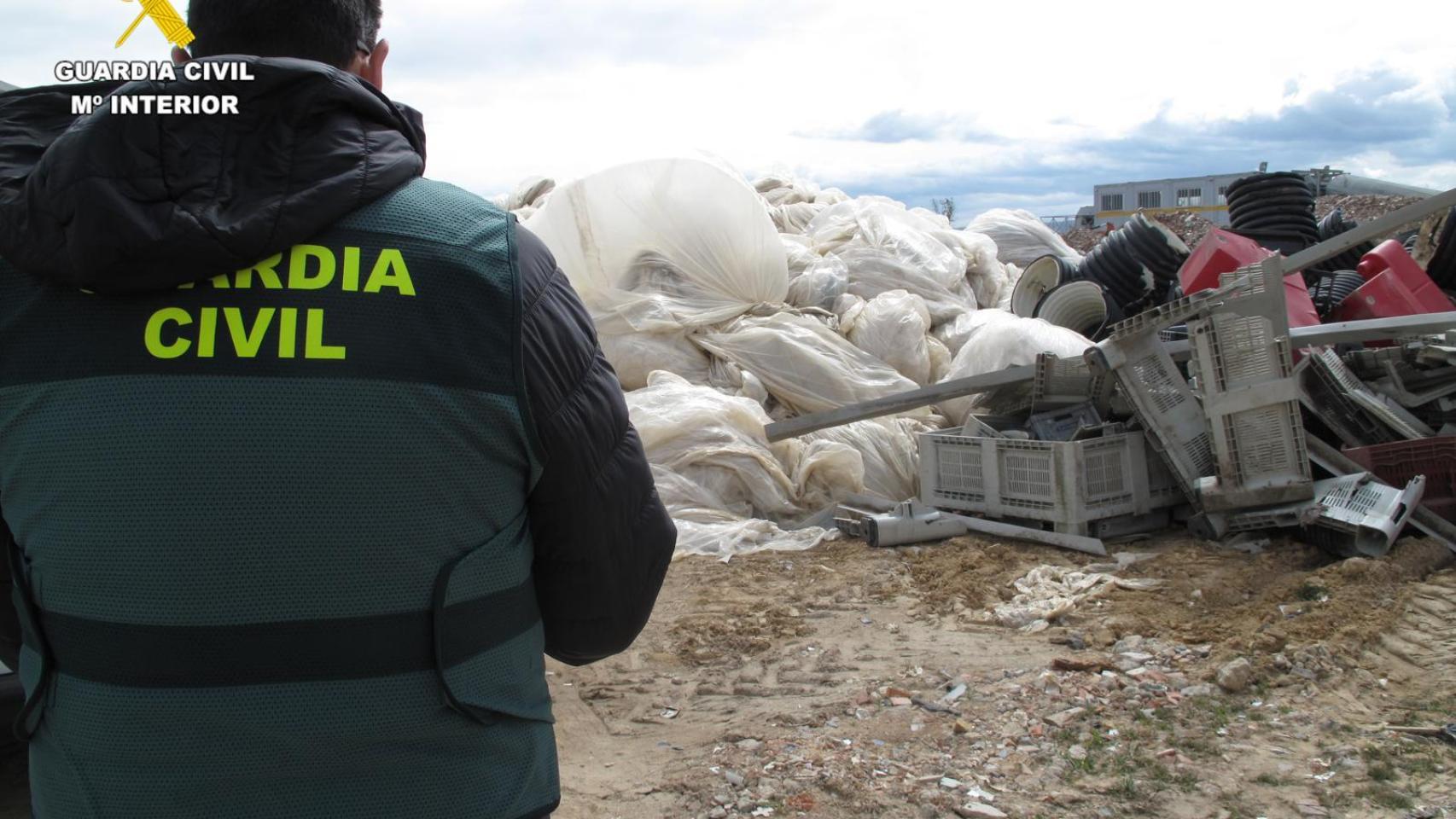 Imagen de los residuos peligrosos almacenados por el empresario investigado en Ávila