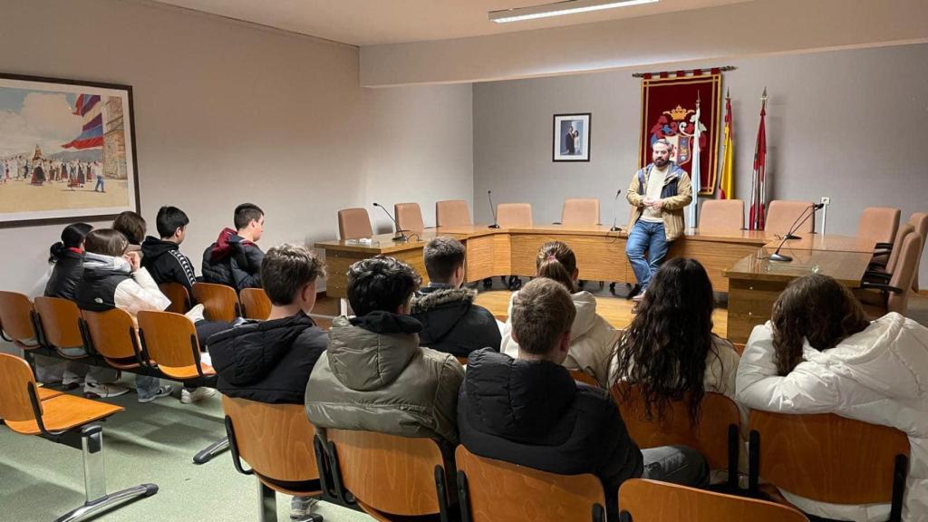 Los estudiantes de 2º y 4º de ESO del IES Montaña Palentina durante su visita al Ayuntamiento de Cervera de Pisuerga