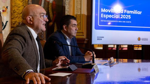 El alcalde de Valladolid, Jesús Julio Carnero, y el concejal de Movilidad, Alberto Gutiérrez, presentando la modificación de ordenanza de la ORA