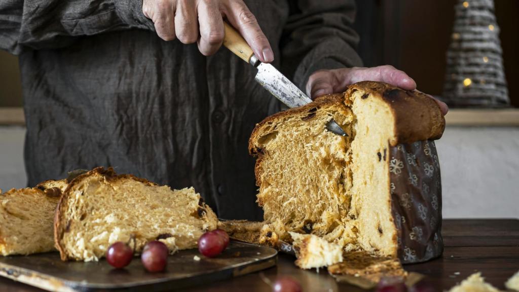 Cortando un 'panettone'.