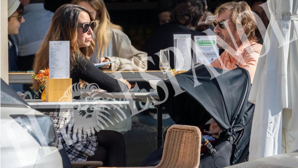 El matrimonio disfrutando de un aperitivo en una terraza junto a su hijo, Jacobo.