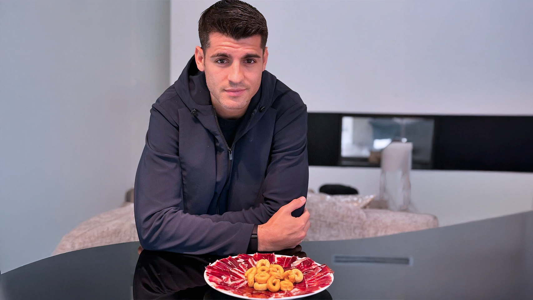 Álvaro Morata junto a un plato de su último negocio