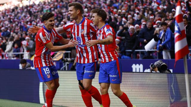 Julián Álvarez, Sorloth y Pablo Barrios celebran el gol de la victoria ante el Getafe.