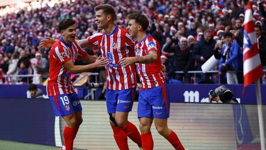 Julián Álvarez, Sorloth y Pablo Barrios celebran el gol de la victoria ante el Getafe.