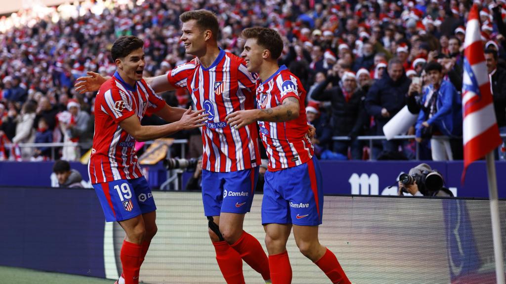 Julián Álvarez, Sorloth y Pablo Barrios celebran el gol de la victoria ante el Getafe.