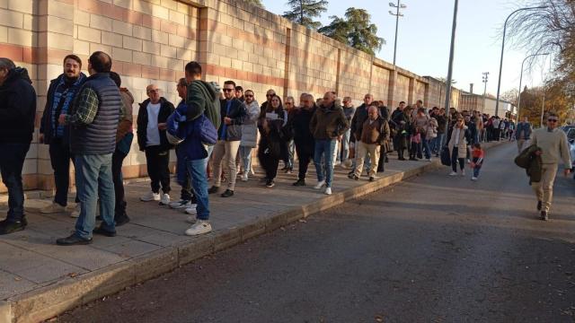 Aficionados del Manchego llegando al Polideportivo Juan Carlos I de Ciudad Real. Foto: CD Manchego