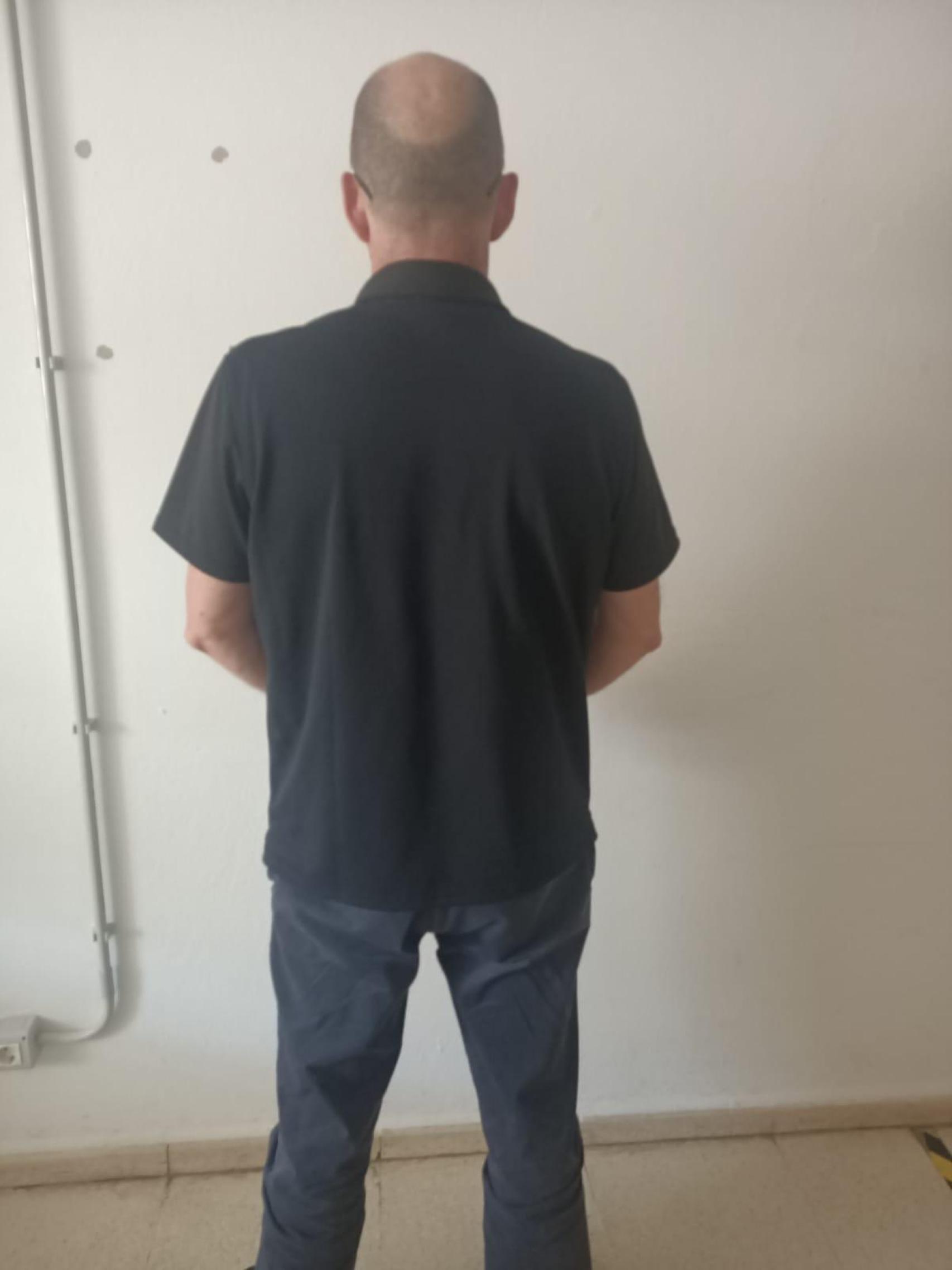 Imagen completa del nuevo uniforme para funcionarios de prisiones: camiseta y pantalones negros sin distintivos.