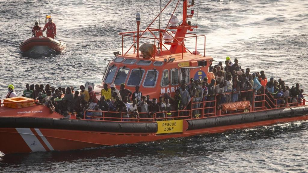 Un numeroso grupo de inmigrantes llega a la isla de Hierro, el pasado 30 de noviembre, a bordo de la embarcación de Salvamento Marítimo que les rescató en alta mar.