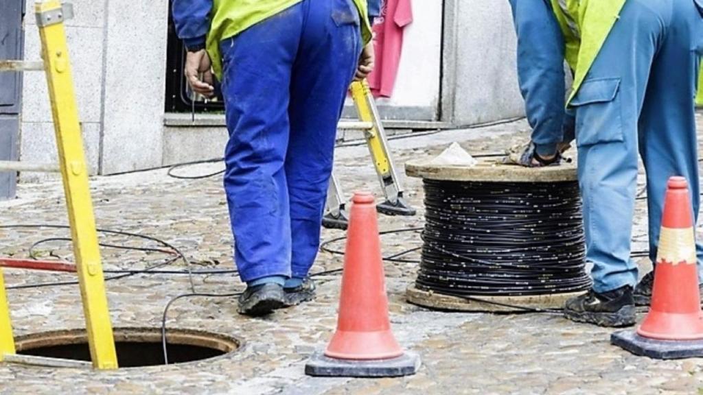 Técnicos de Movistar (Telefónica) trabajando en la instalación de fibra óptica.