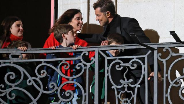 David Bisbal actúa bajo la atnta mirada de la presidenta de la Comunidad de Madrid, Isabel Díaz Ayuso, desde el balcón de la Real Casa de Correos, en la Puerta del Sol, para inaugurar ‘La Navidad en Sol’, a 19 de diciembre de 2024, en Madrid