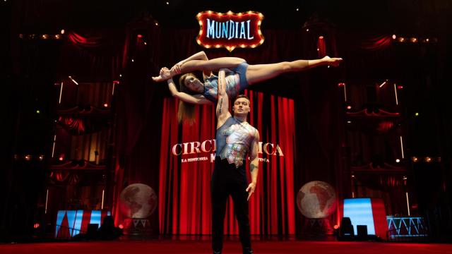 Los acróbatas ucranianos Valentyn Shevchenko y Yuliya Shevchenko en el escenario de Circlassica.