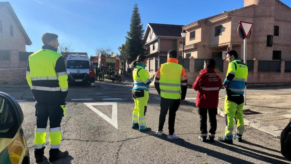 Efectivos de emergencia en el lugar del incendio en Serranillos del Valle.