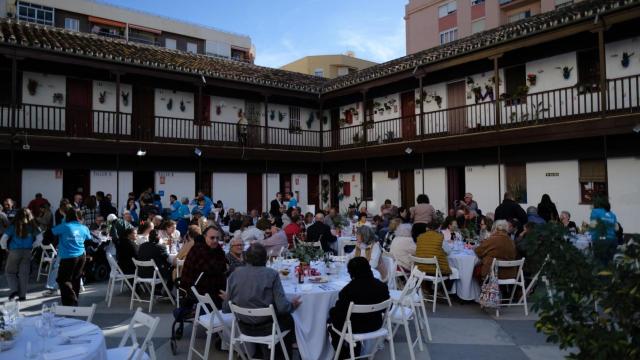 Asistentes del almuerzo solidario celebrado en el corralón de Santa Sofía, en Málaga.