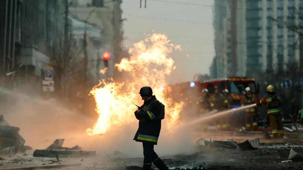 Un bombero en una calle de Kiev este viernes por la mañana tras el ataque ruso.