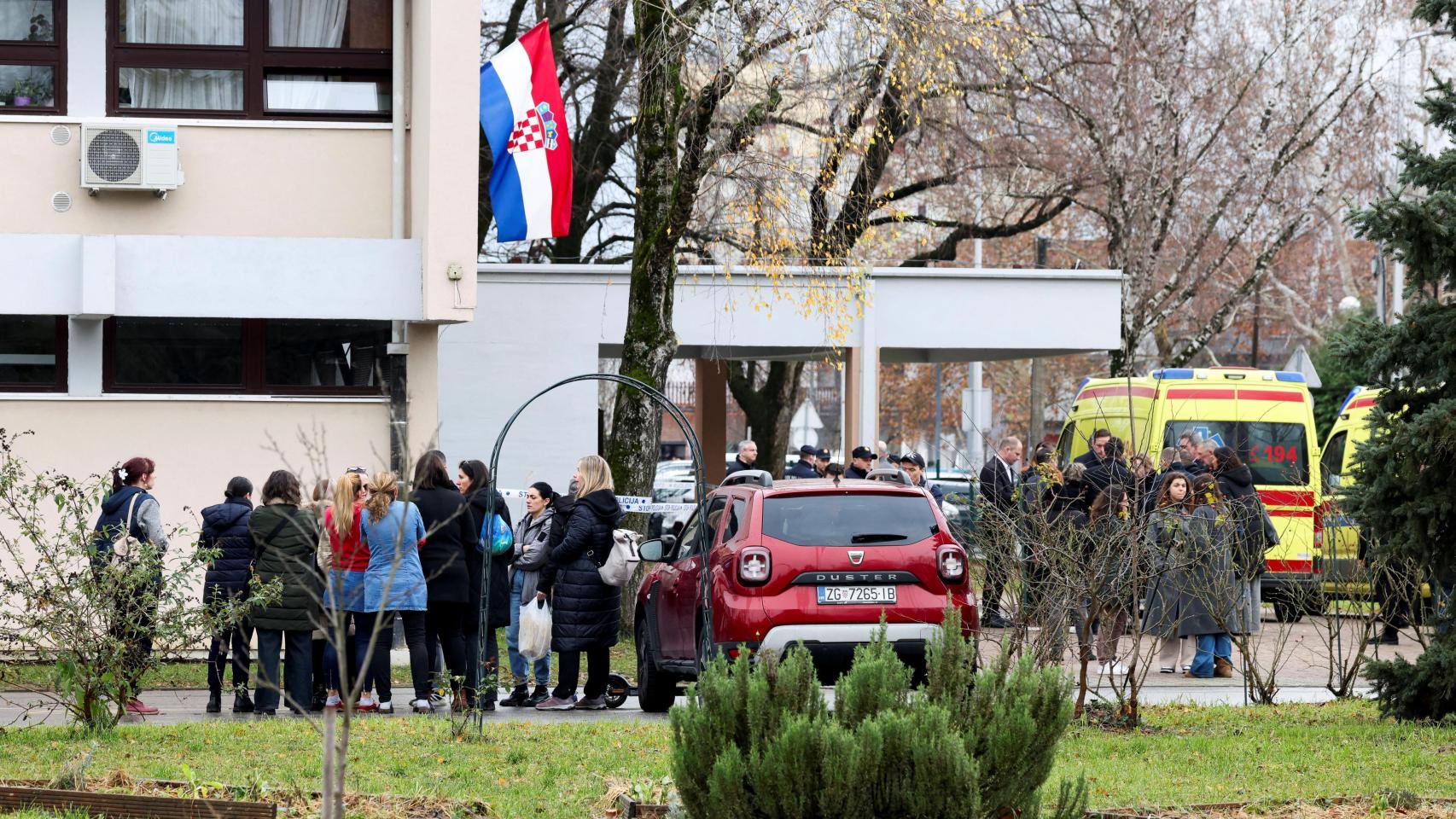 Decenas de personas en el exterior del colegio tras el ataque de este viernes en Zagreb.