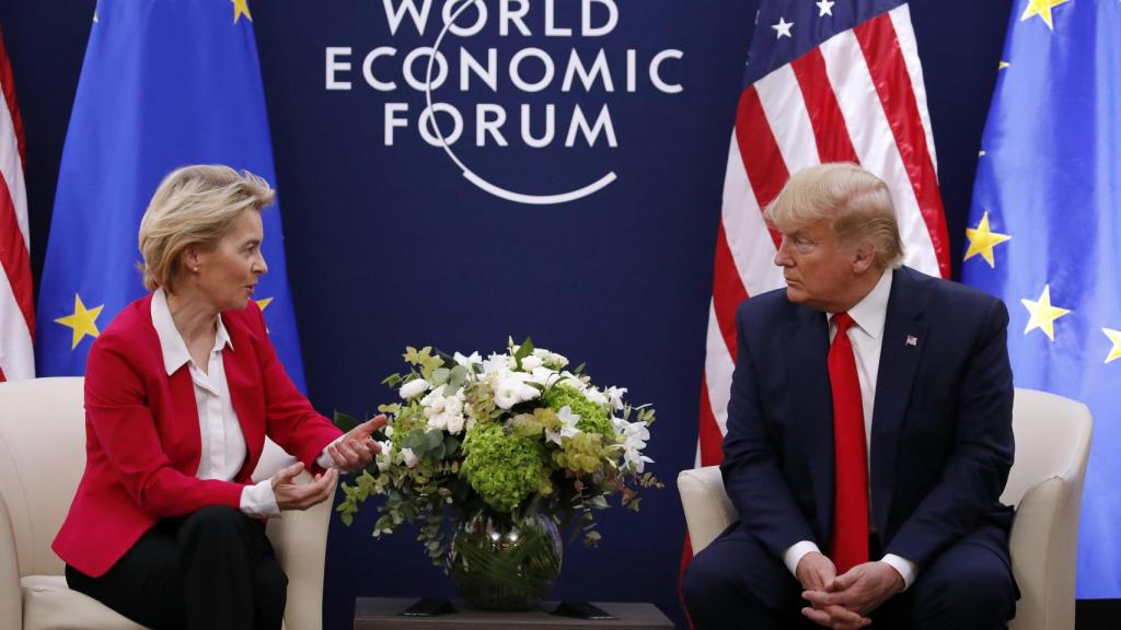 La presidenta de la Comisión, Ursula von der Leyen, conversa con Donald Trump durante el foro de Davos en enero de 2020