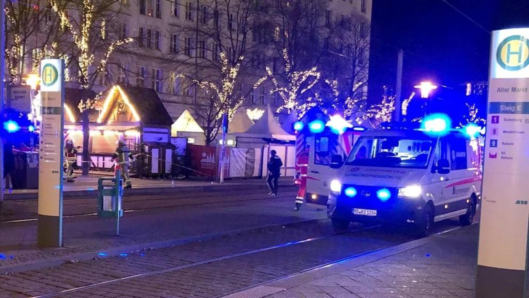 Un coche embiste a un grupo de personas en un mercado de Navidad en Magdeburgo