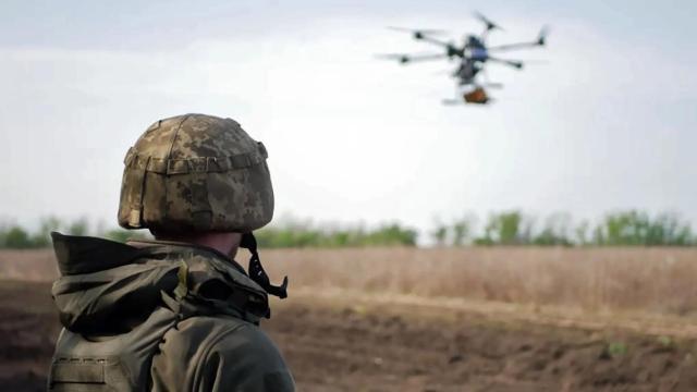 Imagen de archivo de un soldado y un dron