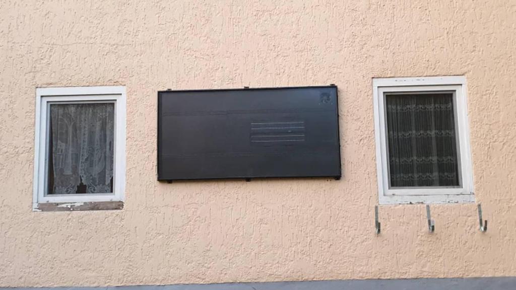 El panel solar aerotérmico Nakoair en una fachada de una casa.