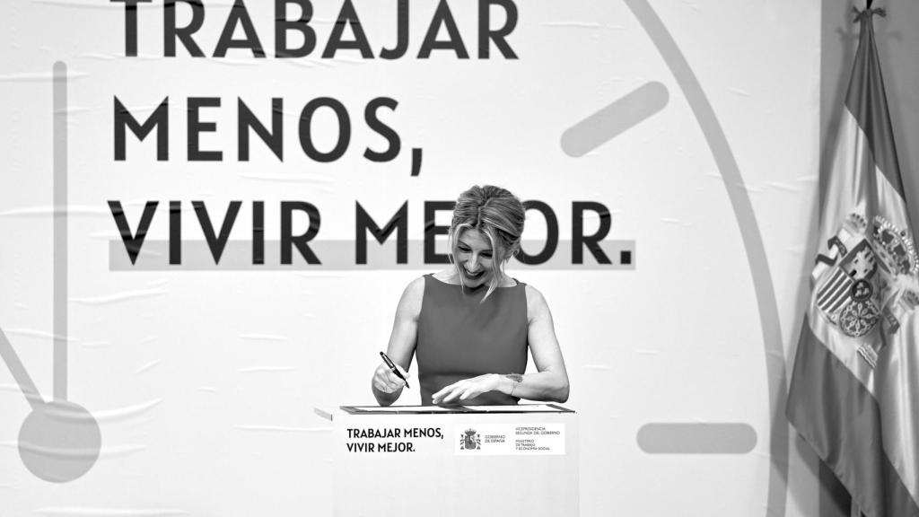 La vicepresidenta segunda del Gobierno y ministra de Trabajo, Yolanda Díaz, firma este viernes con los secretarios generales de CCOO y UGT la reducción de la jornada laboral.