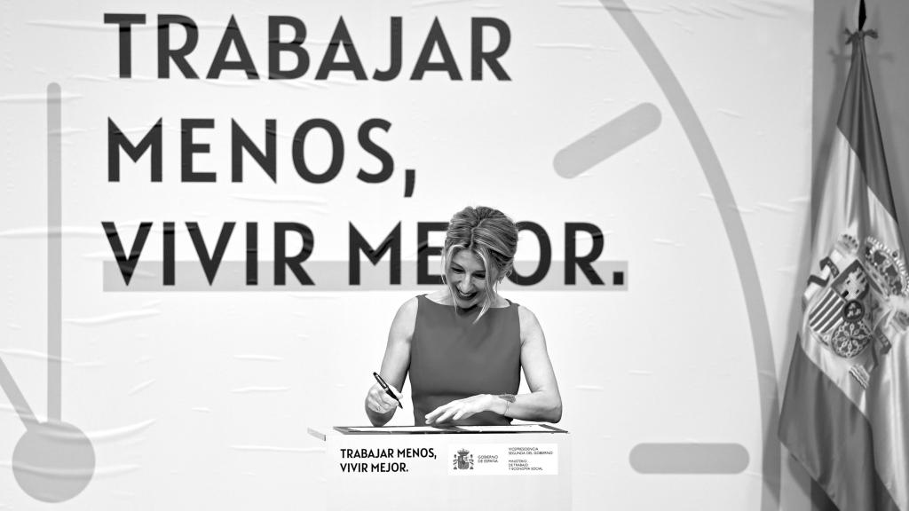 La vicepresidenta segunda del Gobierno y ministra de Trabajo, Yolanda Díaz, firma este viernes con los secretarios generales de CCOO y UGT la reducción de la jornada laboral.