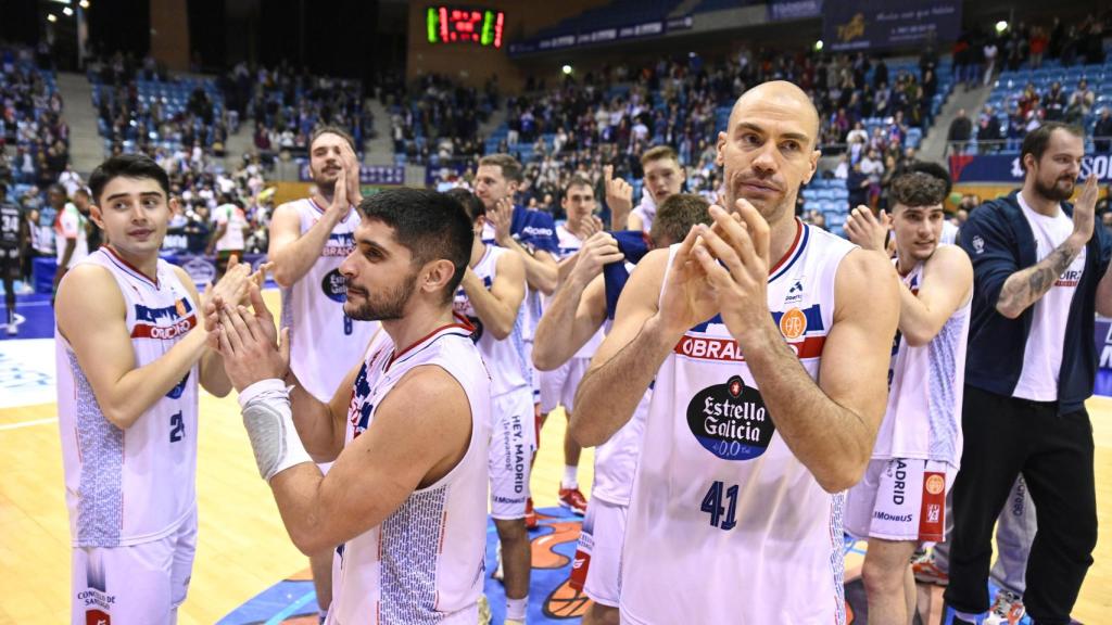 Oliver Stević con sus compañeros tras un partido.