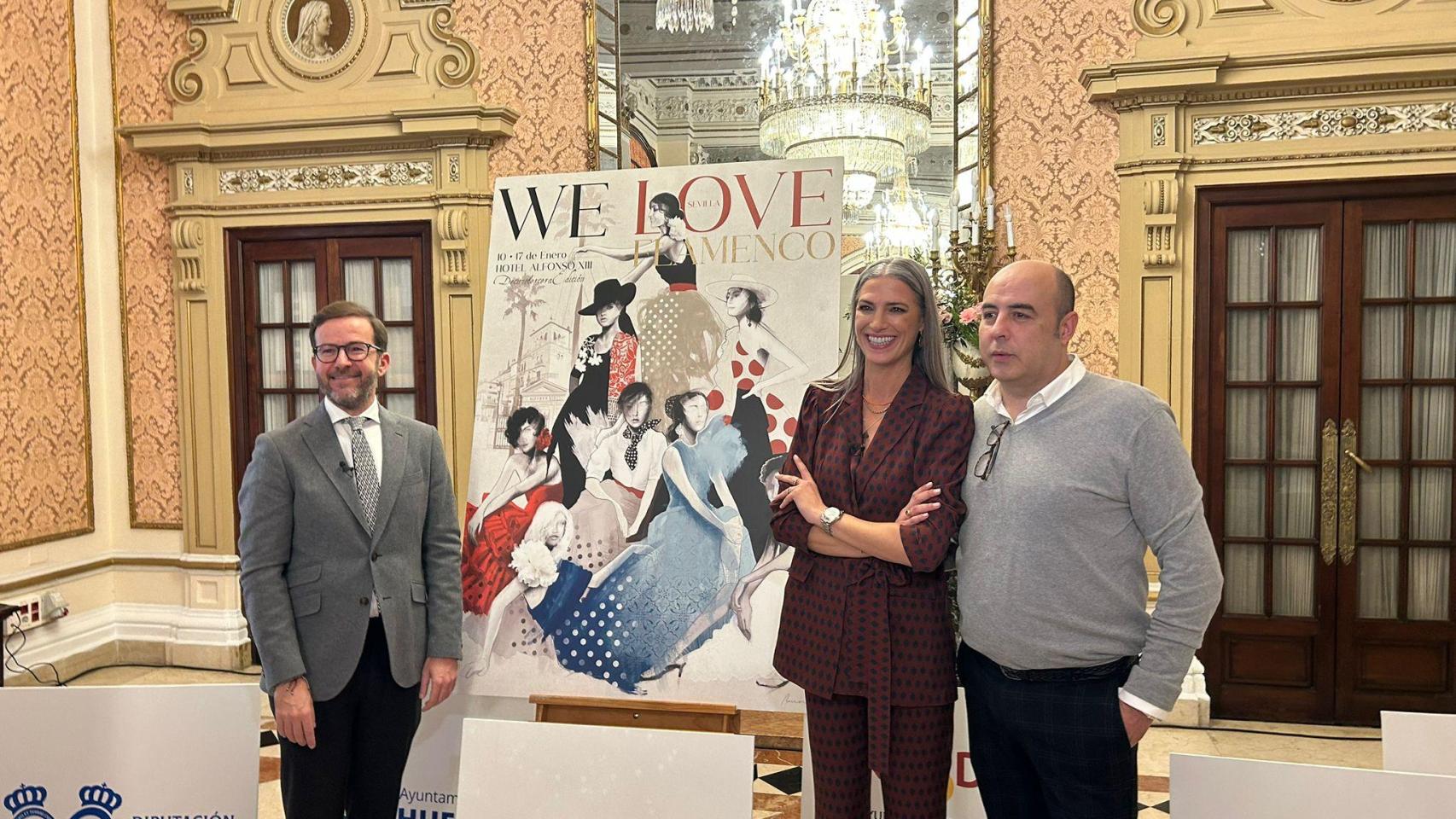 Javier Villa, codirector del evento, Laura Sánchez y Carlos Buendía junto al nuevo cartel.