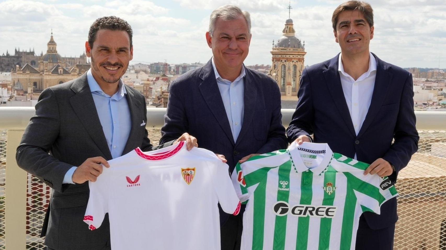 El presidente del Sevilla, José María del Nido Carrasco, y el del Betis, Ángel Haro, posan junto al alcalde antes del último derbi.