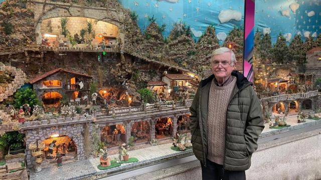 Carlos Estévez junto a su Belén Navideño en Vigo.