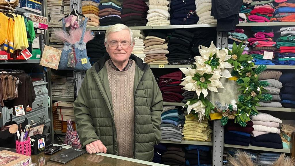 Carlos Estévez, en el interior de su tienda en Vigo.