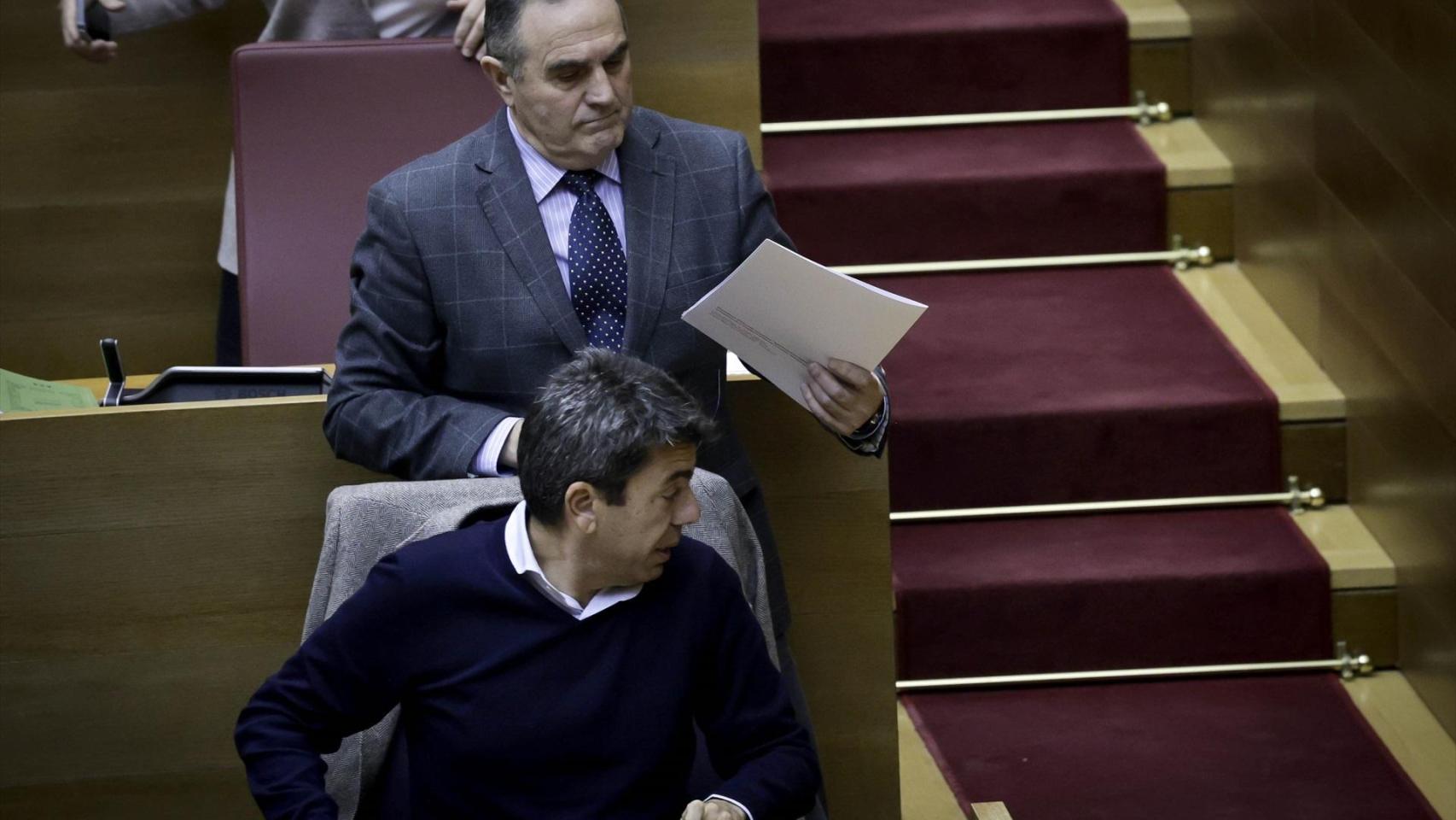 El vicepresidente Francisco José Gan Pampols y el 'president' Carlos Mazón. José Cuéllar/Corts Valencianes