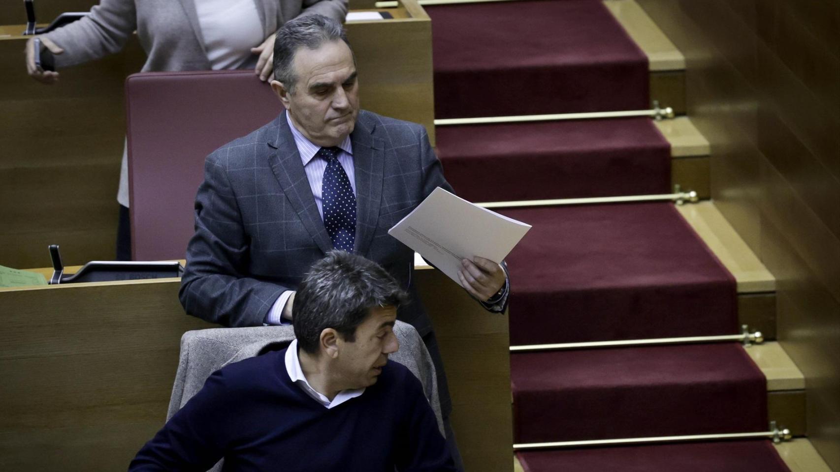 El vicepresidente Francisco José Gan Pampols y el 'president' Carlos Mazón. José Cuéllar/Corts Valencianes