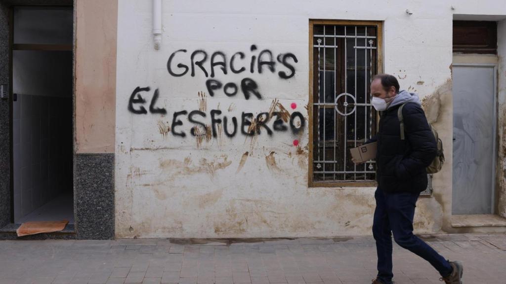 Pintada de agradecimiento por el esfuerzo de los voluntarios en Paiporta, 46 días después de la DANA. Efe / Ana Escobar