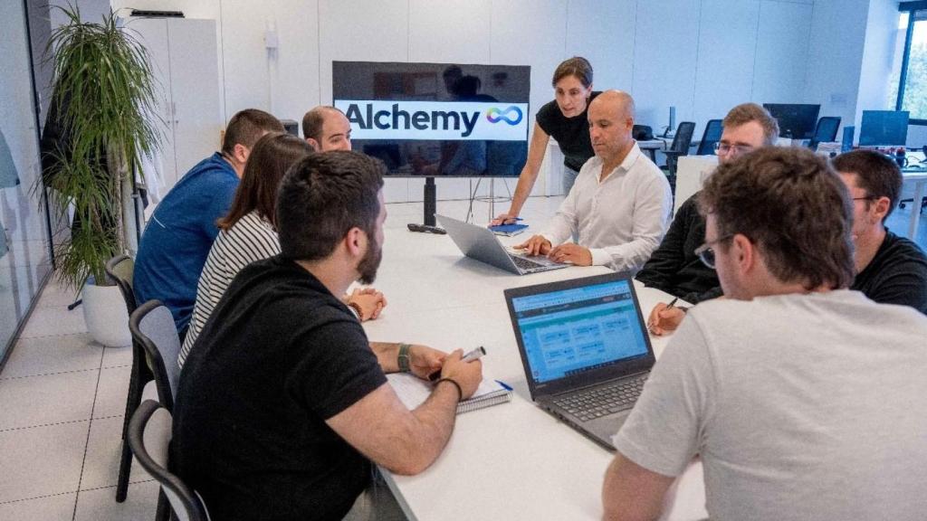 Equipo de la startup Alchemy en una jornada de trabajo.