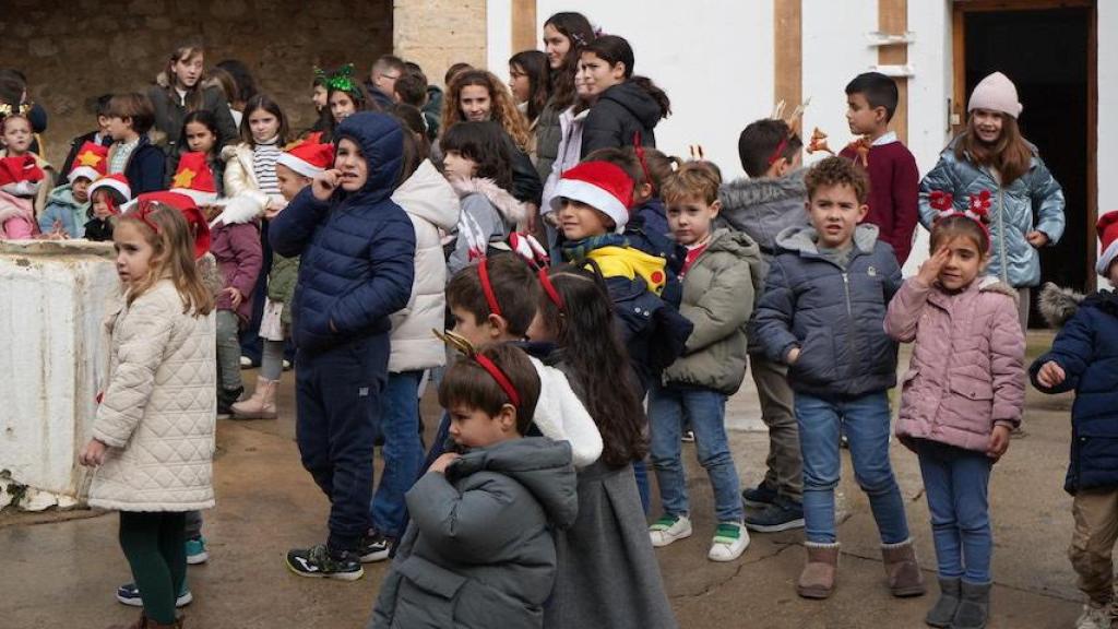 El grupo de teatro del campus de Cuenca, el coro de niñas y niños del CEIP 'Ciudad Encantada' y la agrupación 'Kantata' han puesto voz a esta versión.