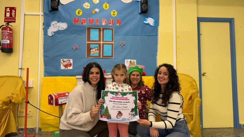 Noa recibiendo su premio gracias a la postal navideña