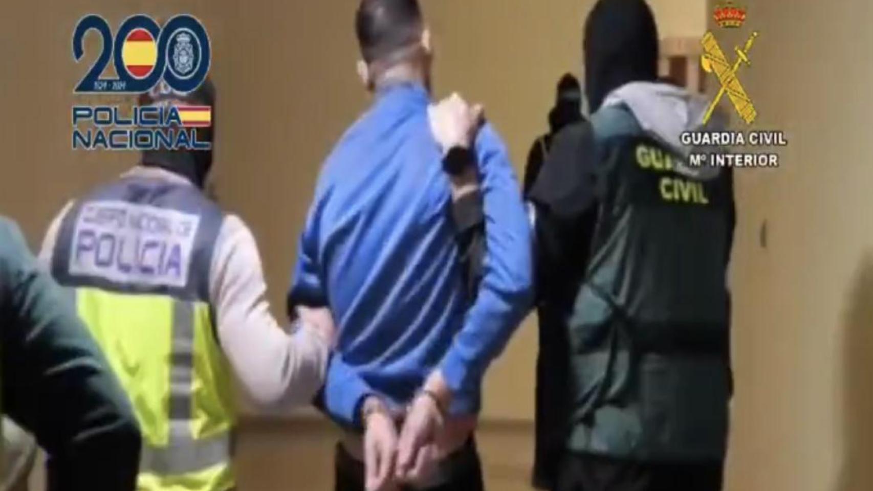 Uno de los detenidos en la operación desarrollada conjuntamente por agentes de la Policía Nacional y de la Guardia Civil.