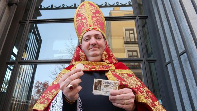 Los personajes tras el sorteo de la lotería de Navidad.