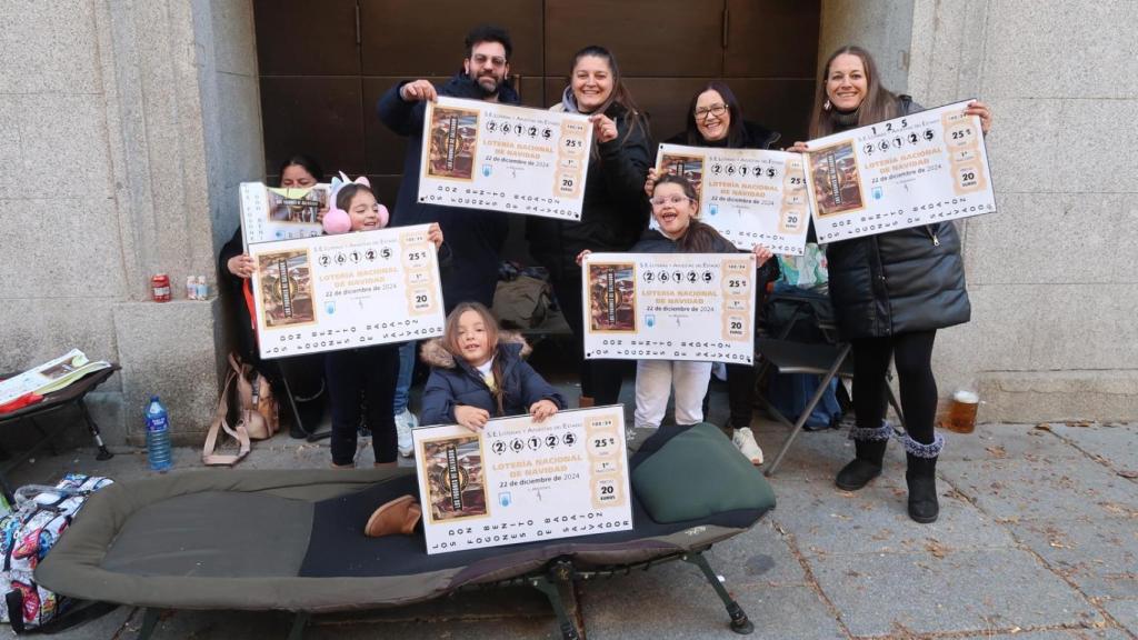 Rebeca González y su familia aguardan este sábado en la cola de espera para entrar al sorteo de la Lotería de Navidad.