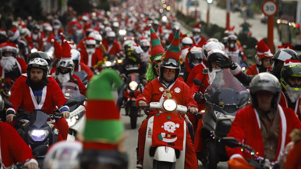 Decenas de personas durante la papanoelada motera, a 21 de diciembre de 2024, en Vigo