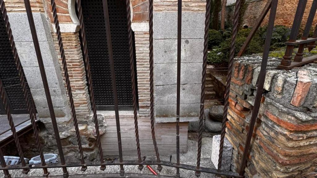 La reja exterior de la mezquita, obra de Julio Pascual, ha quedado abombada por el golpe.