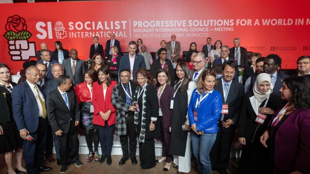 El presidente Pedro Sánchez, este sábado en Rabat (Marruecos), junto a un grupo de asistentes a la cumbre de la Internacional Socialista.