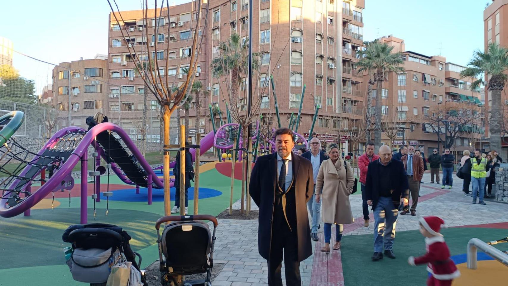 El alcalde Luis Barcala en la visita a la nueva plaza.