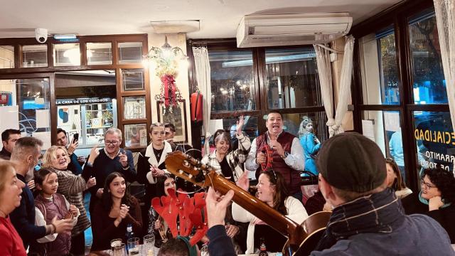 Imagen de un grupo de gente bailando y cantando