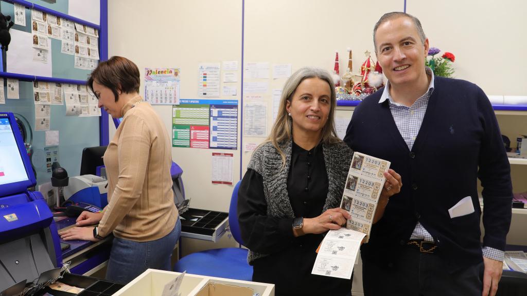 La Administración de Loterías Número 3 de Palencia vende varios décimos para el Gordo de Navidad a una empresa de Picanya que quedó arrasada con la Dana, en la imagen el gerente de la administración, Carlos Morales , junto a la coordinadora, Rocio Morales