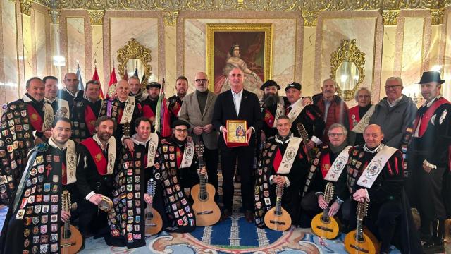 Imagen de homenaje a la Tuna de Magisterio en el Ayuntamiento de Segovia